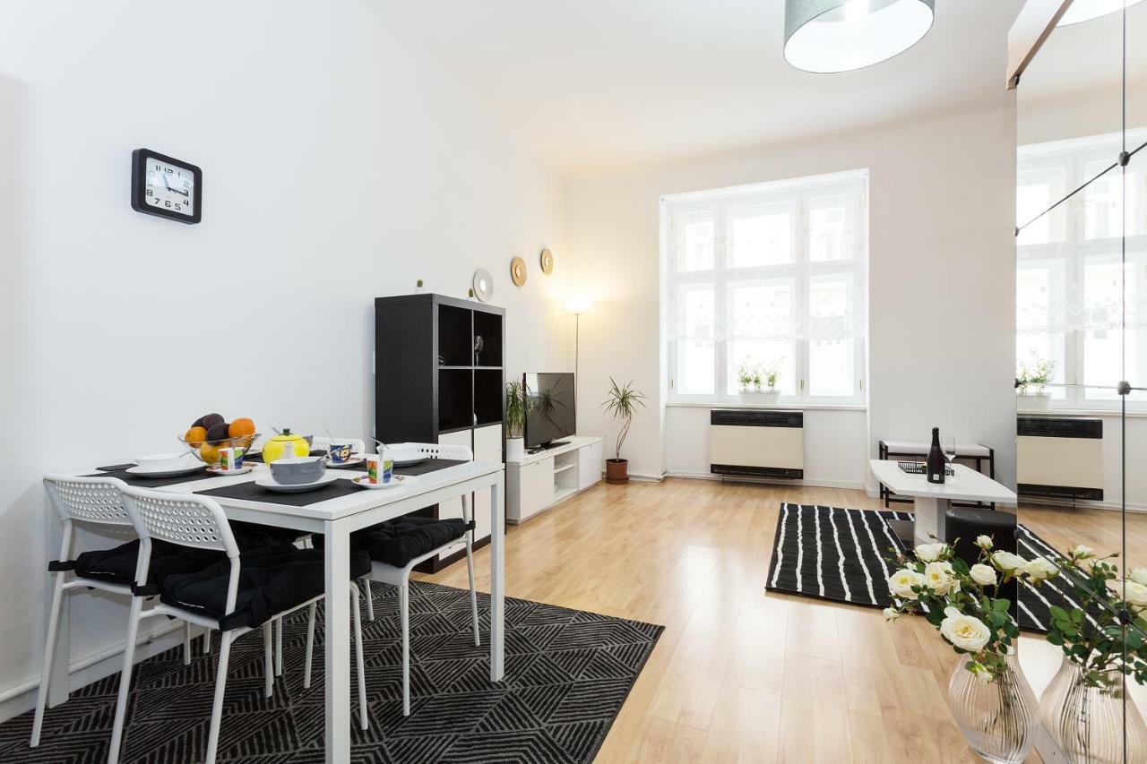 Stylish Apartment On Riverside Praag Buitenkant foto