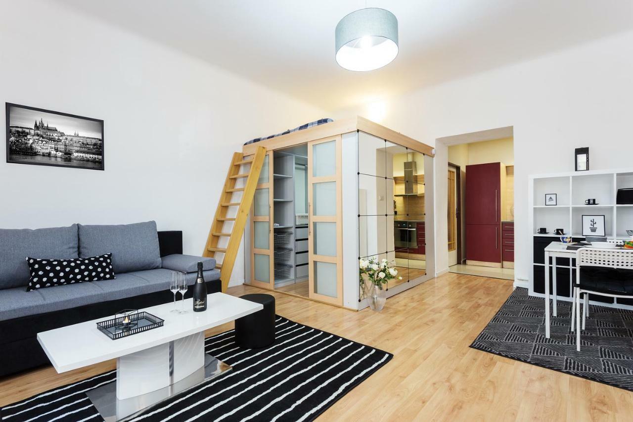 Stylish Apartment On Riverside Praag Buitenkant foto